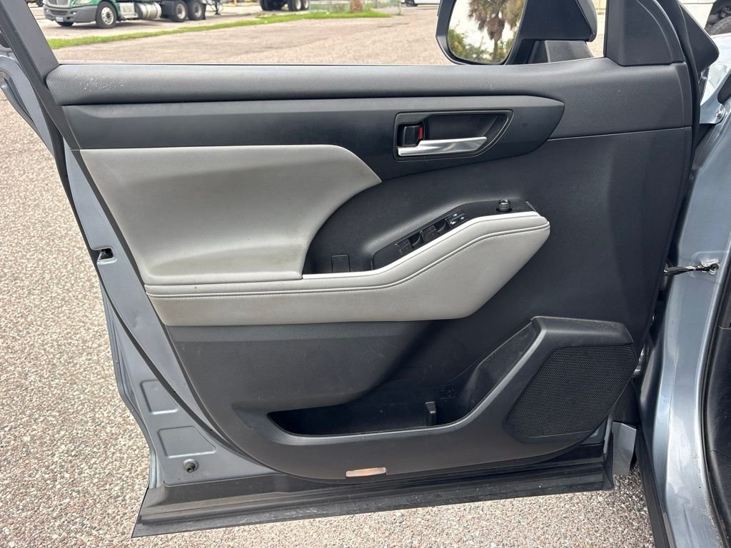 Used 2021  Toyota XLE image 8