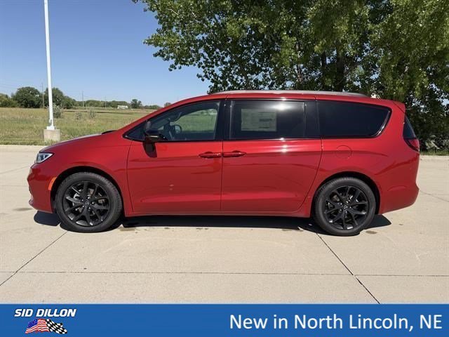 New 2026 Red Hot Pearlcoat Chrysler Select image 2
