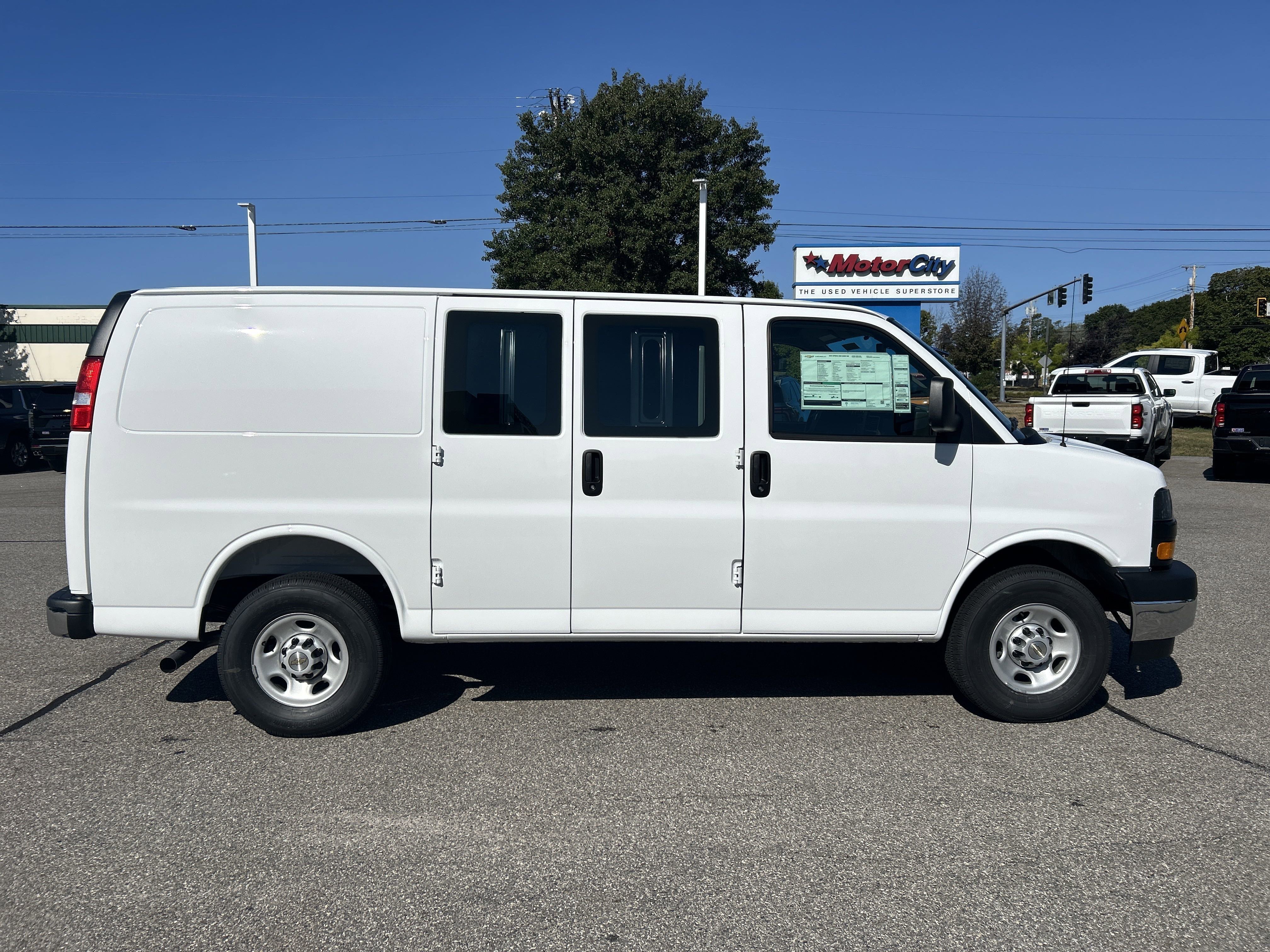 New 2025 Summit White Chevrolet WT image 7