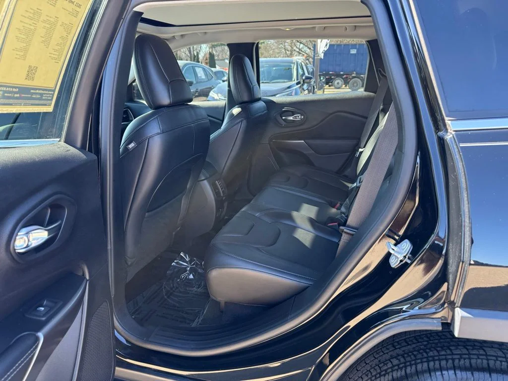 Used 2021 Black Jeep Latitude Lux image 18