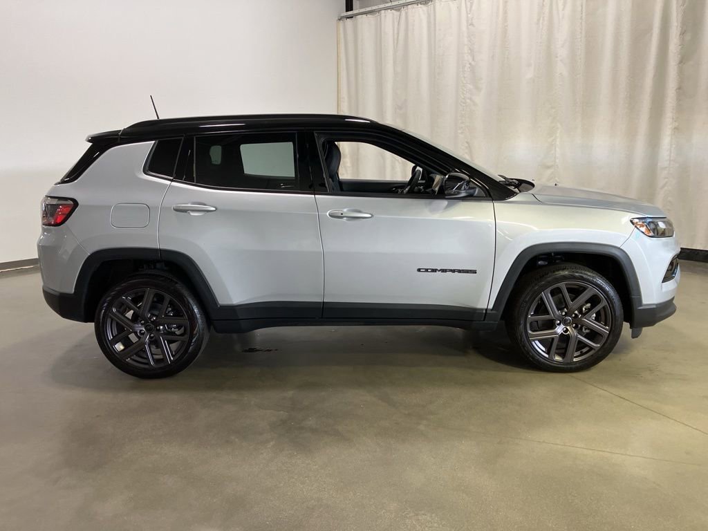New 2026 Silver Zynith Metallic Clear-Coat Exterior Paint Jeep Limited Altitude image 21