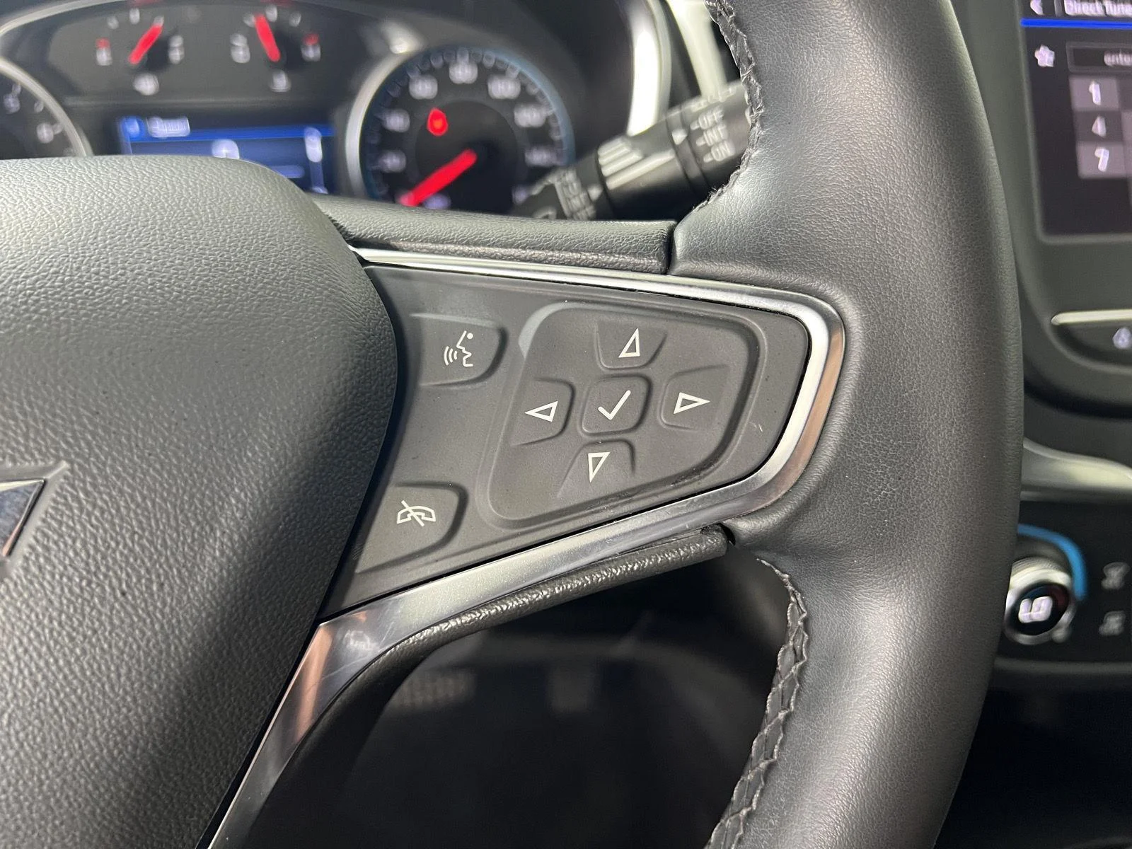 Used 2024 Lakeshore Blue Metallic Chevrolet LT image 9