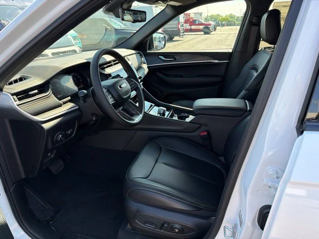 New 2026 White Jeep  image 12