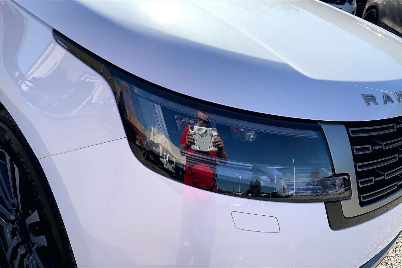 New 2026 Ostuni Pearl White Land Rover SE image 13