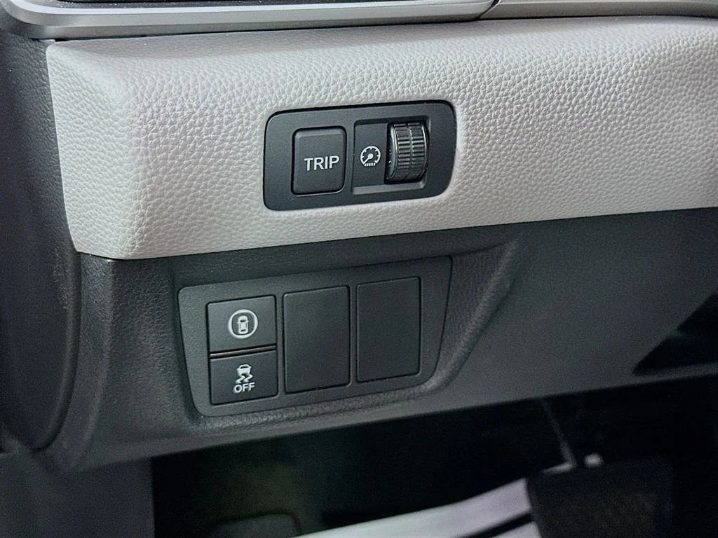 Used 2018 Lunar Silver Metallic Honda LX image 11