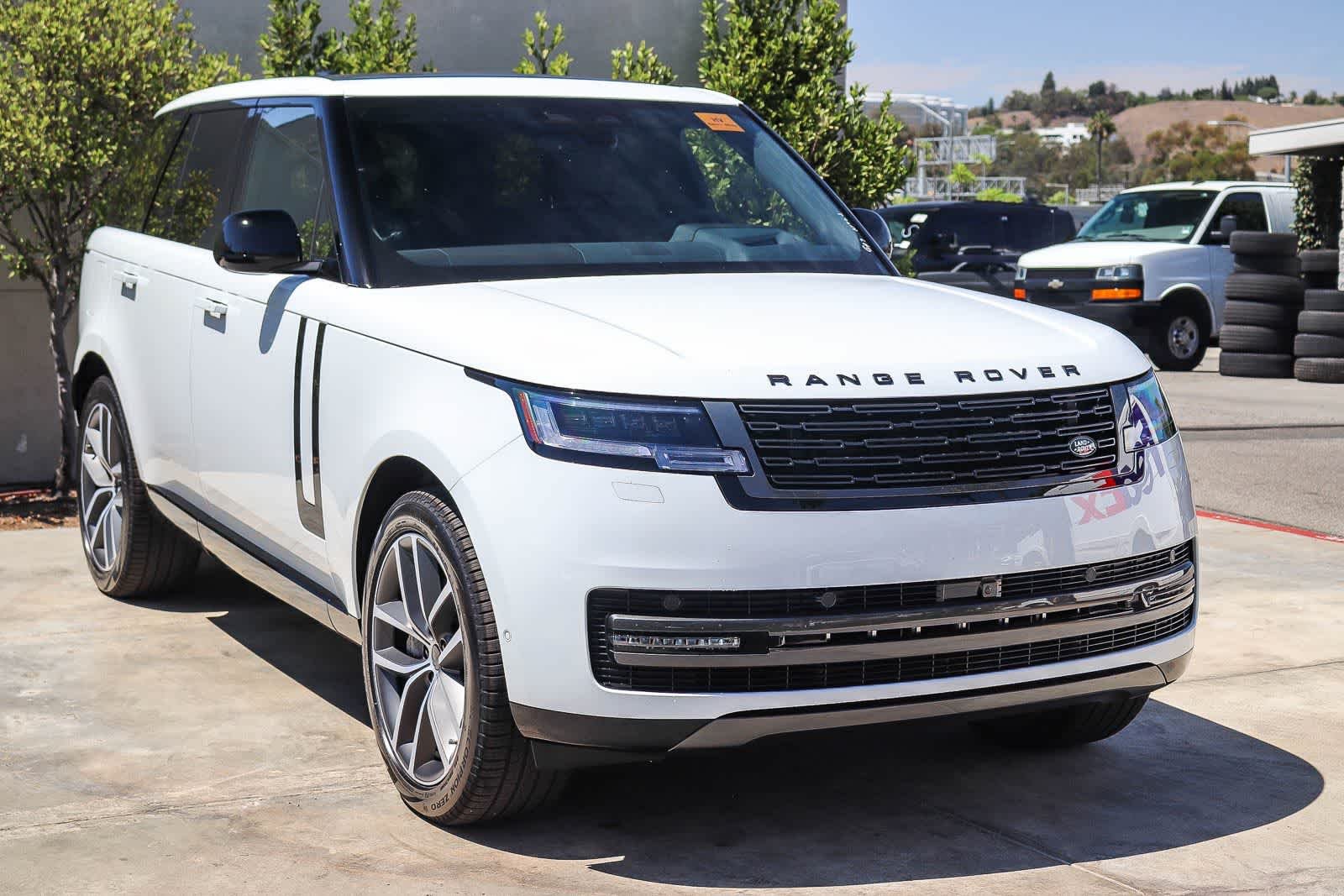 New 2026 Fuji White Land Rover SE image 3