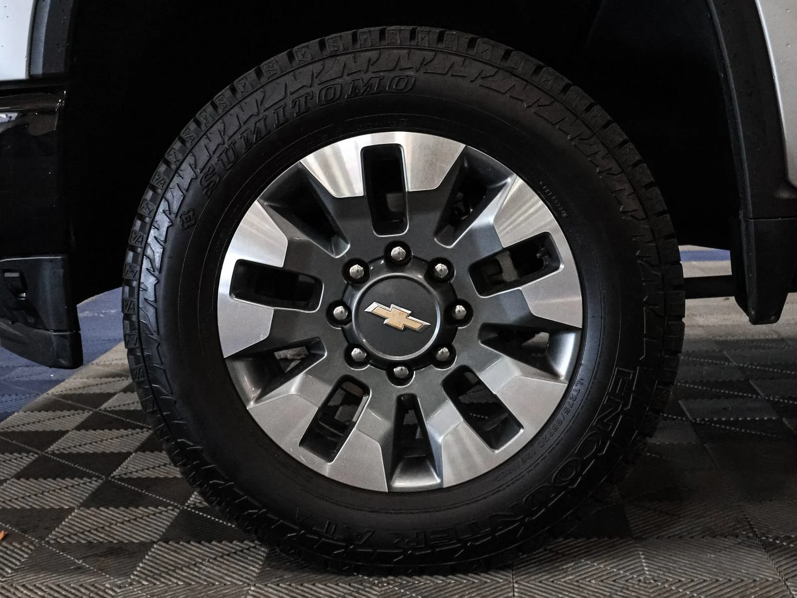 Used 2022 Silver Ice Metallic Chevrolet Custom image 21
