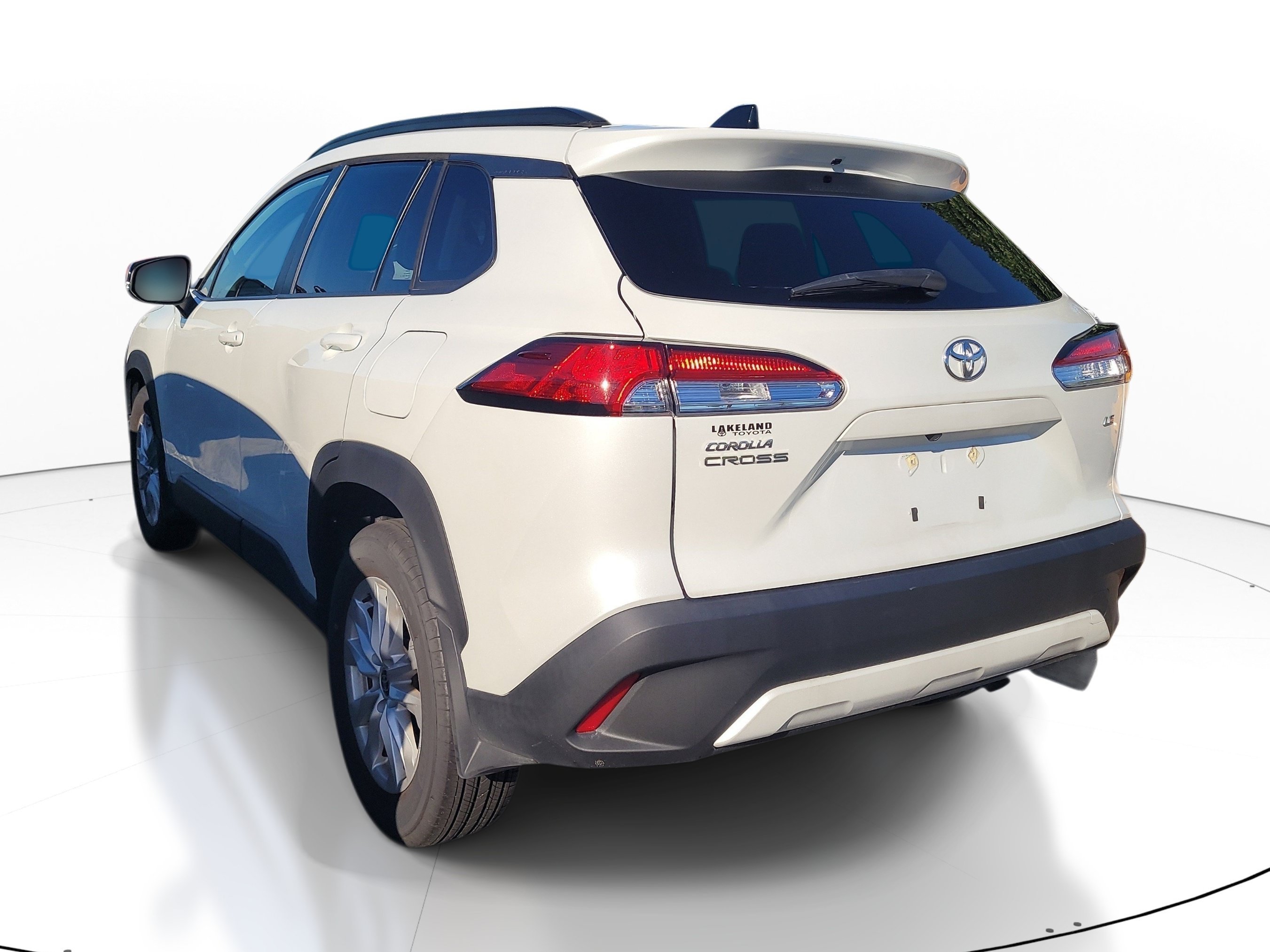 Used 2025 Pearl Toyota LE image 4