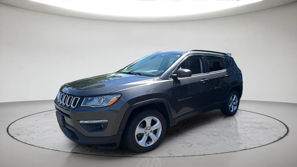 Used 2018 Gray Jeep Latitude image 10
