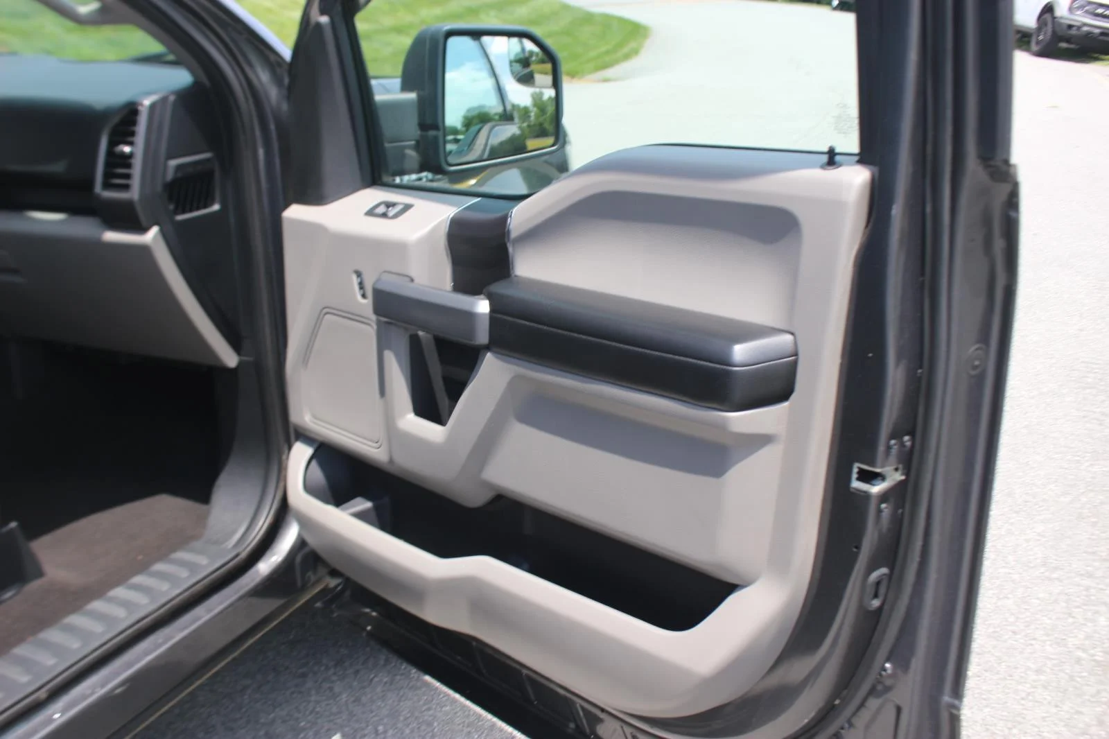 Used 2018 Grey Ford XL image 31