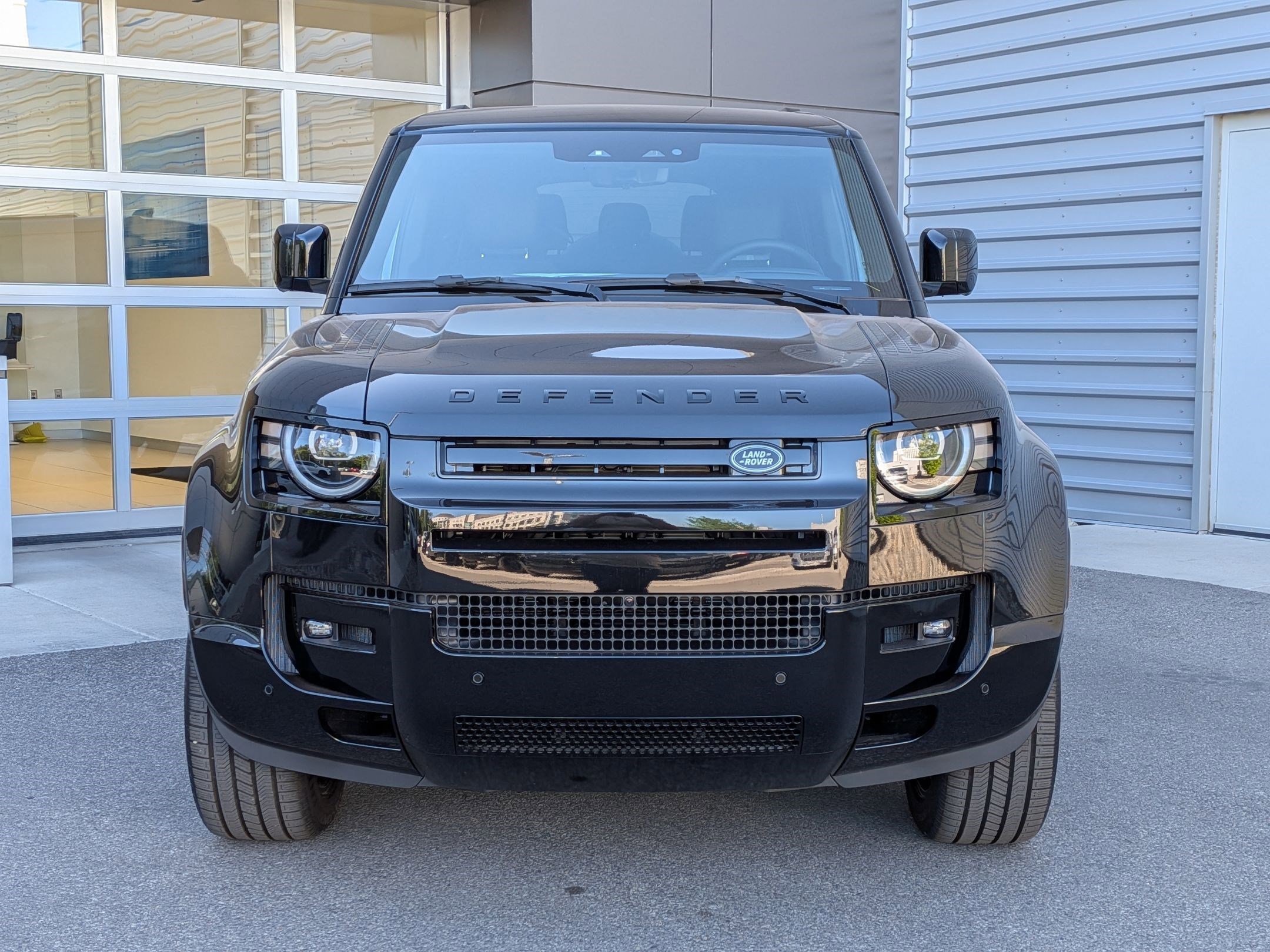 New 2026 Santorini Black Land Rover P400 X-Dynamic SE image 2