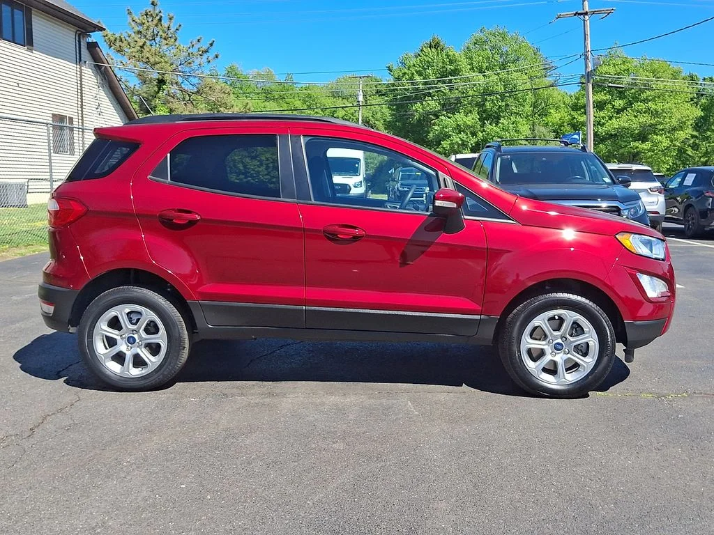 Used 2022 Red Ford SE image 8