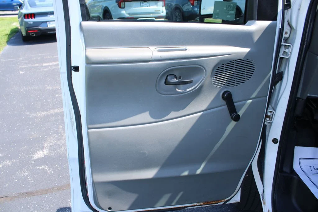 Used 2007 White Ford Commercial image 27
