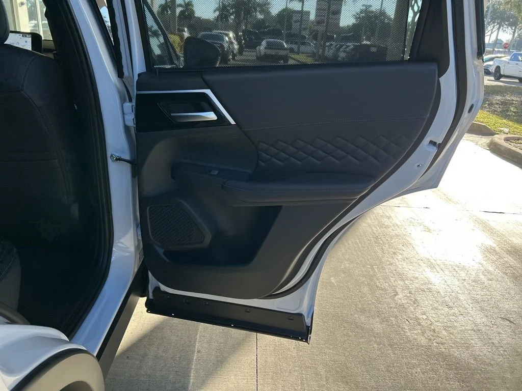 2025 Mitsubishi Outlander Plug-in Hybrid SEL Black Edition - Photo 36