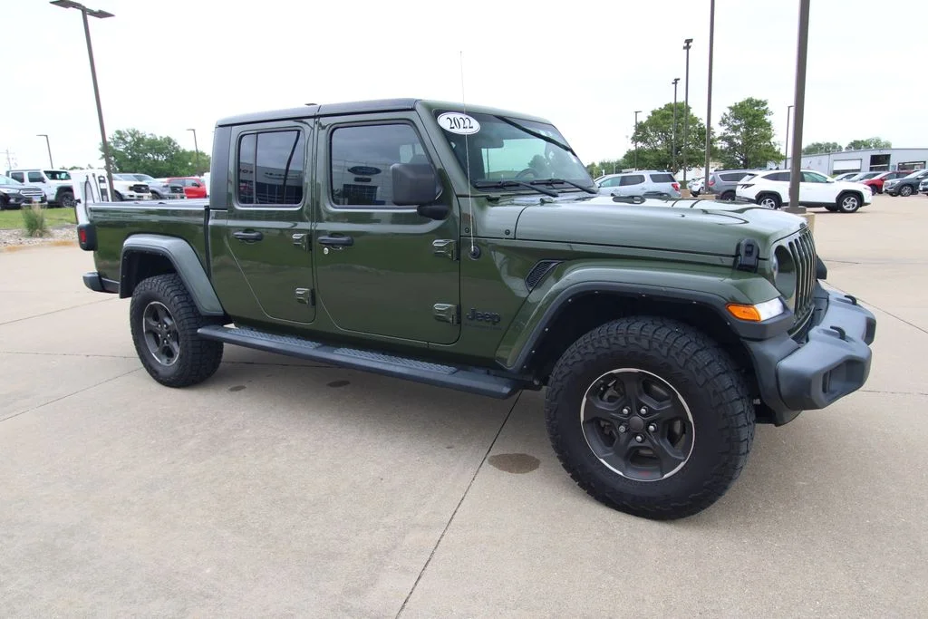 Used 2022 Green Jeep Sport image 3