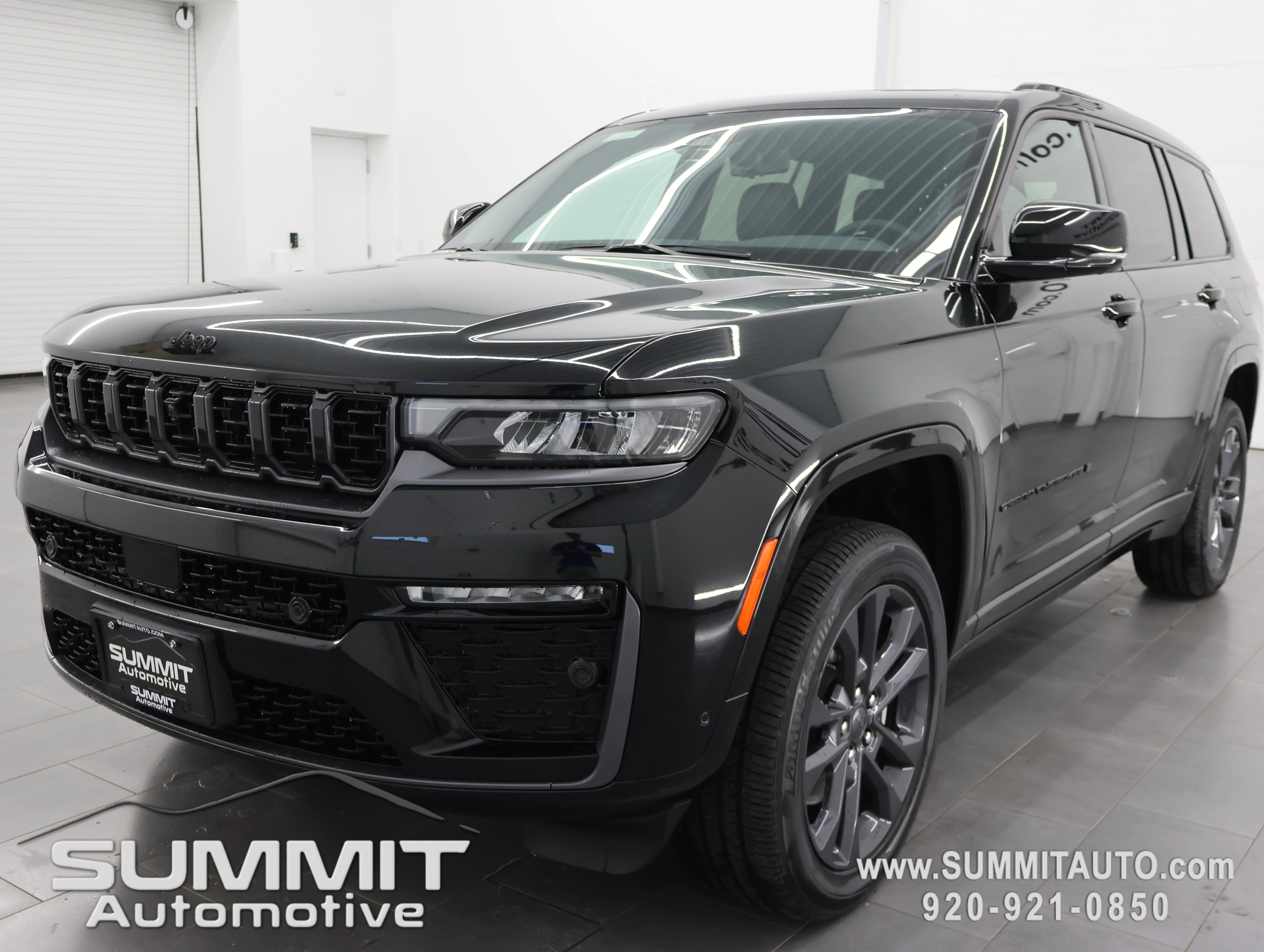 New 2026 Diamond Black Crystal Pearl-Coat Exterior Paint Jeep Limited Reserve image 7