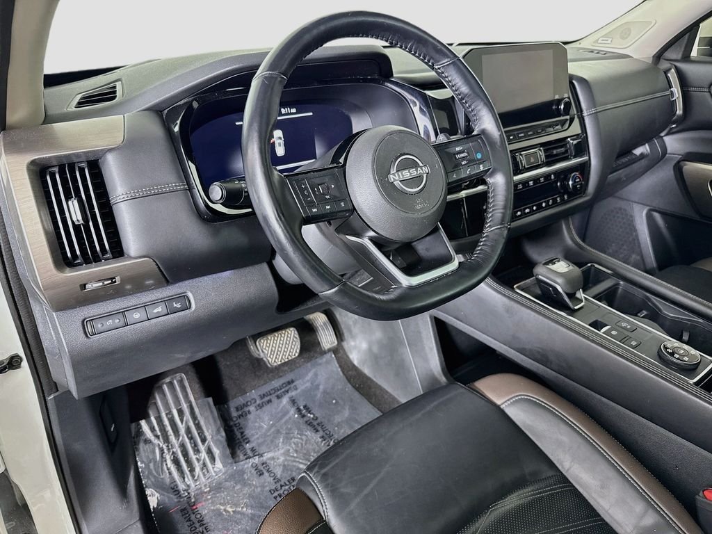 Used 2022 White Nissan Platinum image 9