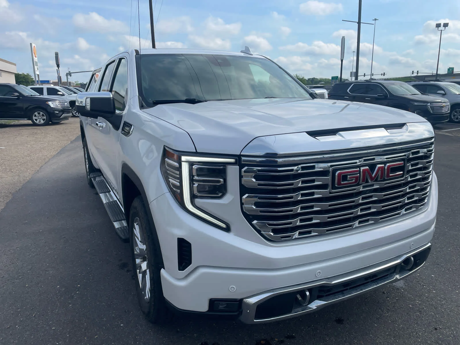 2023 GMC Sierra 4WD Crew Cab Short Box Denali's photo