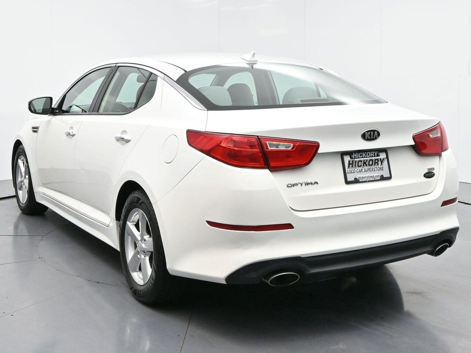 Used 2015 Snow White Pearl Kia LX image 5