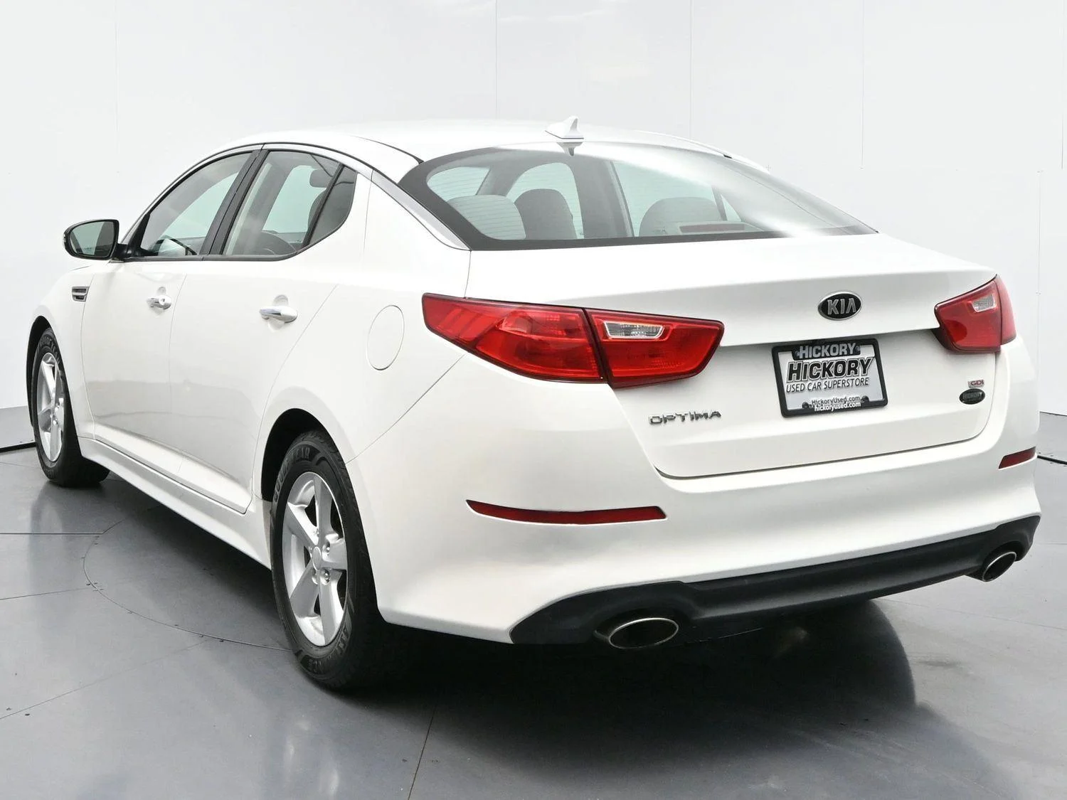 Used 2015 Snow White Pearl Kia LX image 5