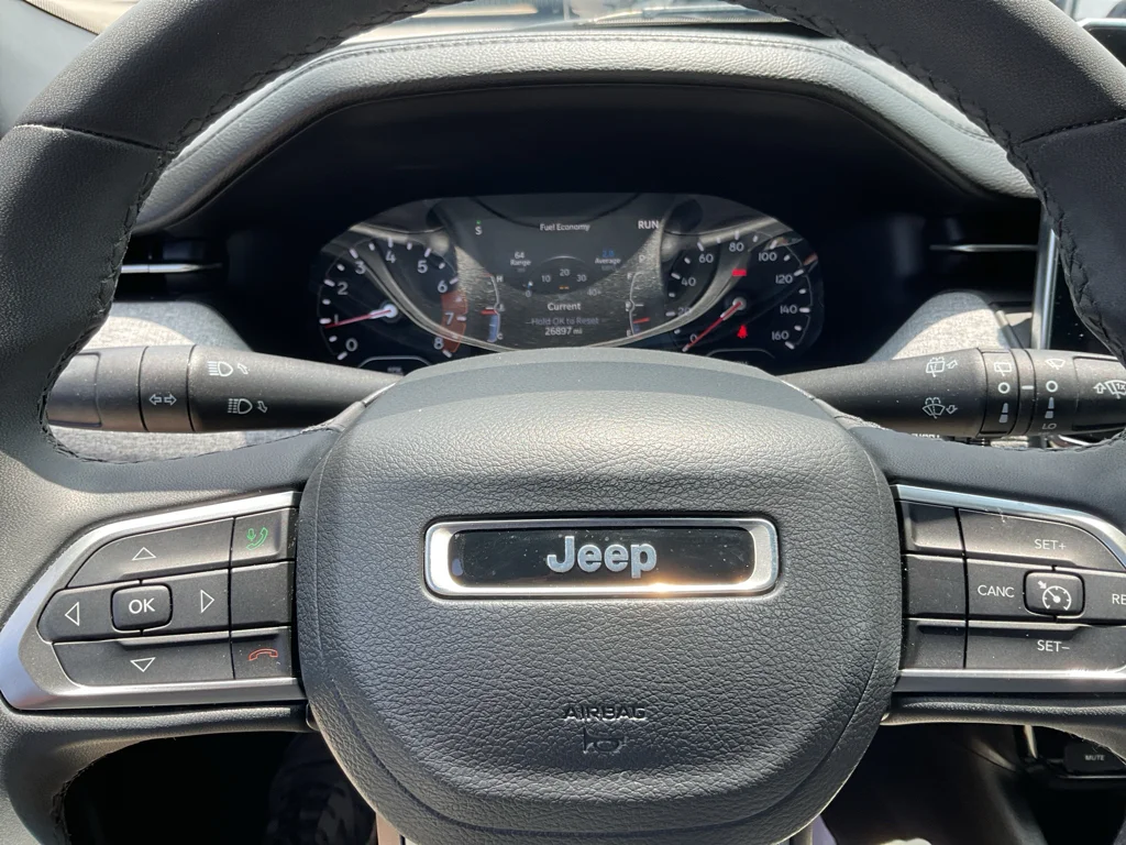 Used 2023 Billet Silver Metallic Clearcoat Jeep Latitude image 27