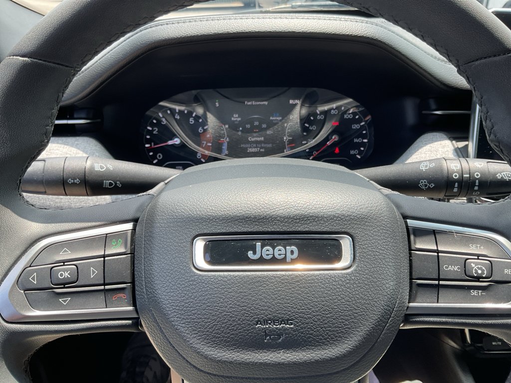 Used 2023 Billet Silver Metallic Clearcoat Jeep Latitude image 27