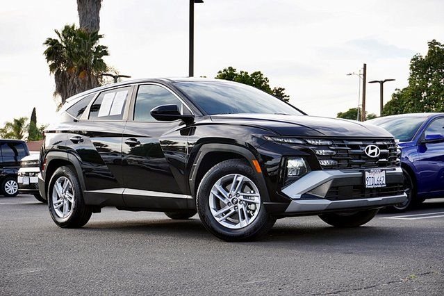 Used 2025 Black Hyundai SE image 1
