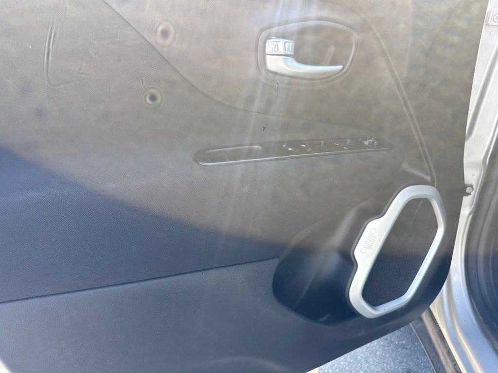 Used 2020 Silver Jeep Latitude image 8