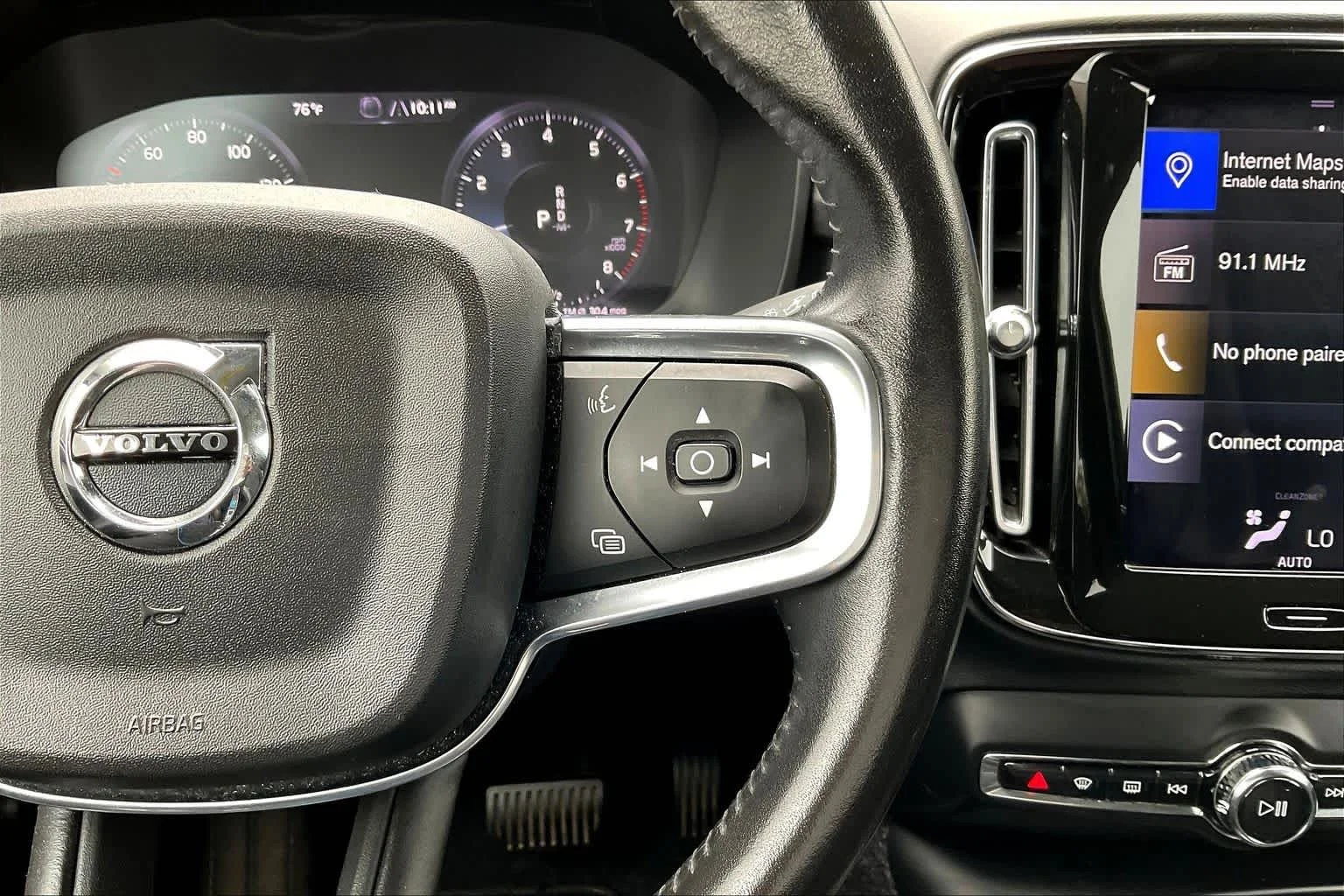 Used 2020 black Volvo Momentum image 23