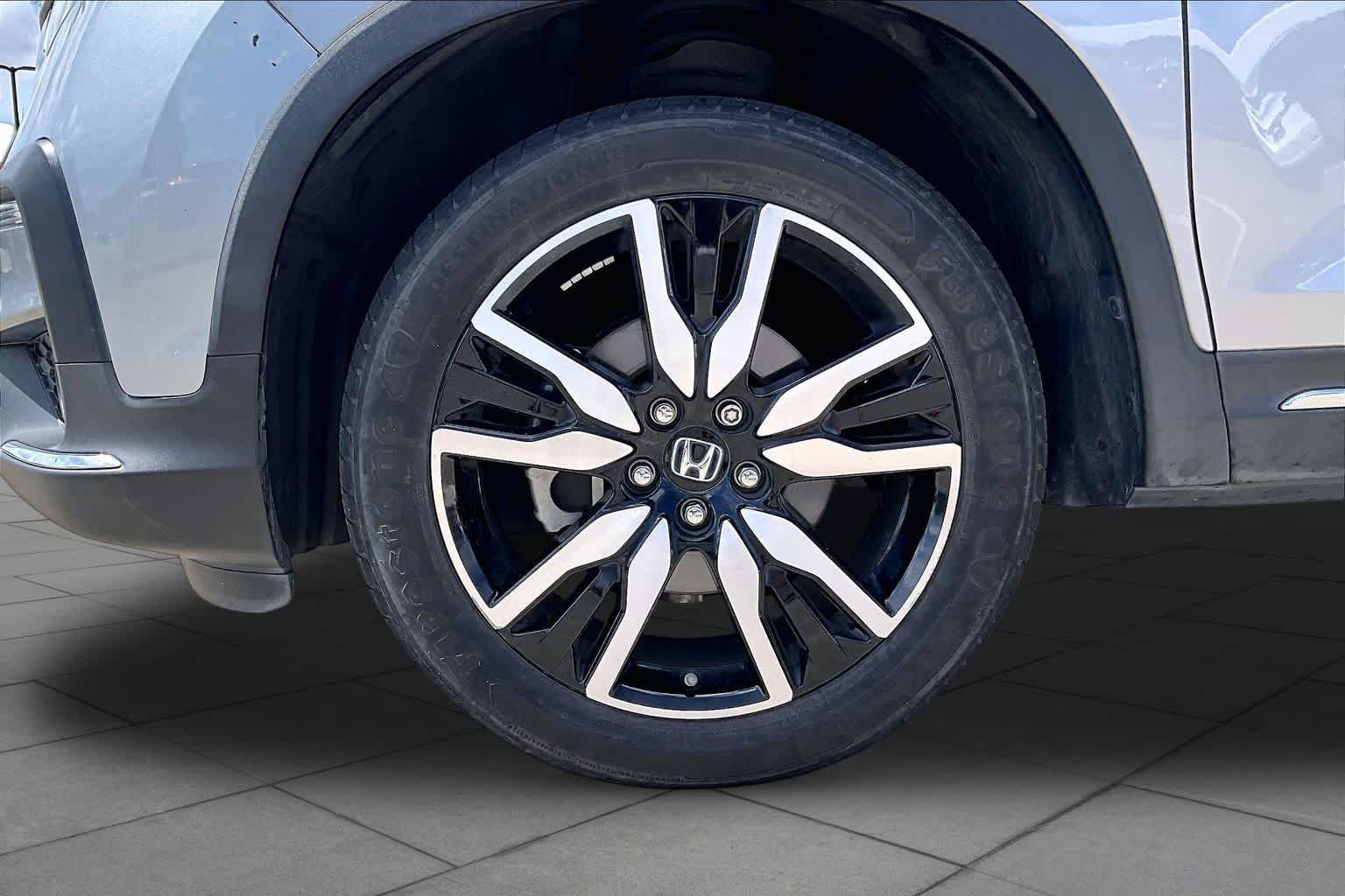 Used 2019 Lunar Silver Metallic Honda Touring 8-Passenger image 10
