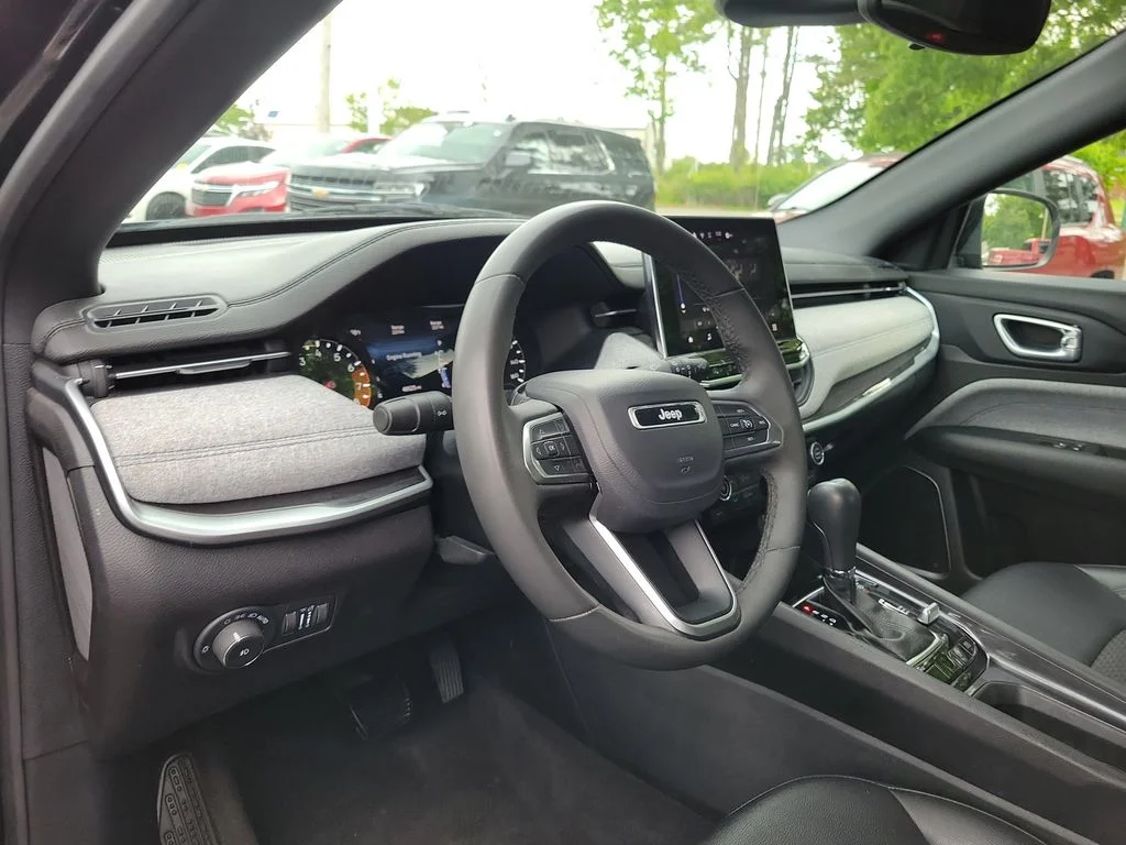 Used 2024 Black Jeep Latitude image 19