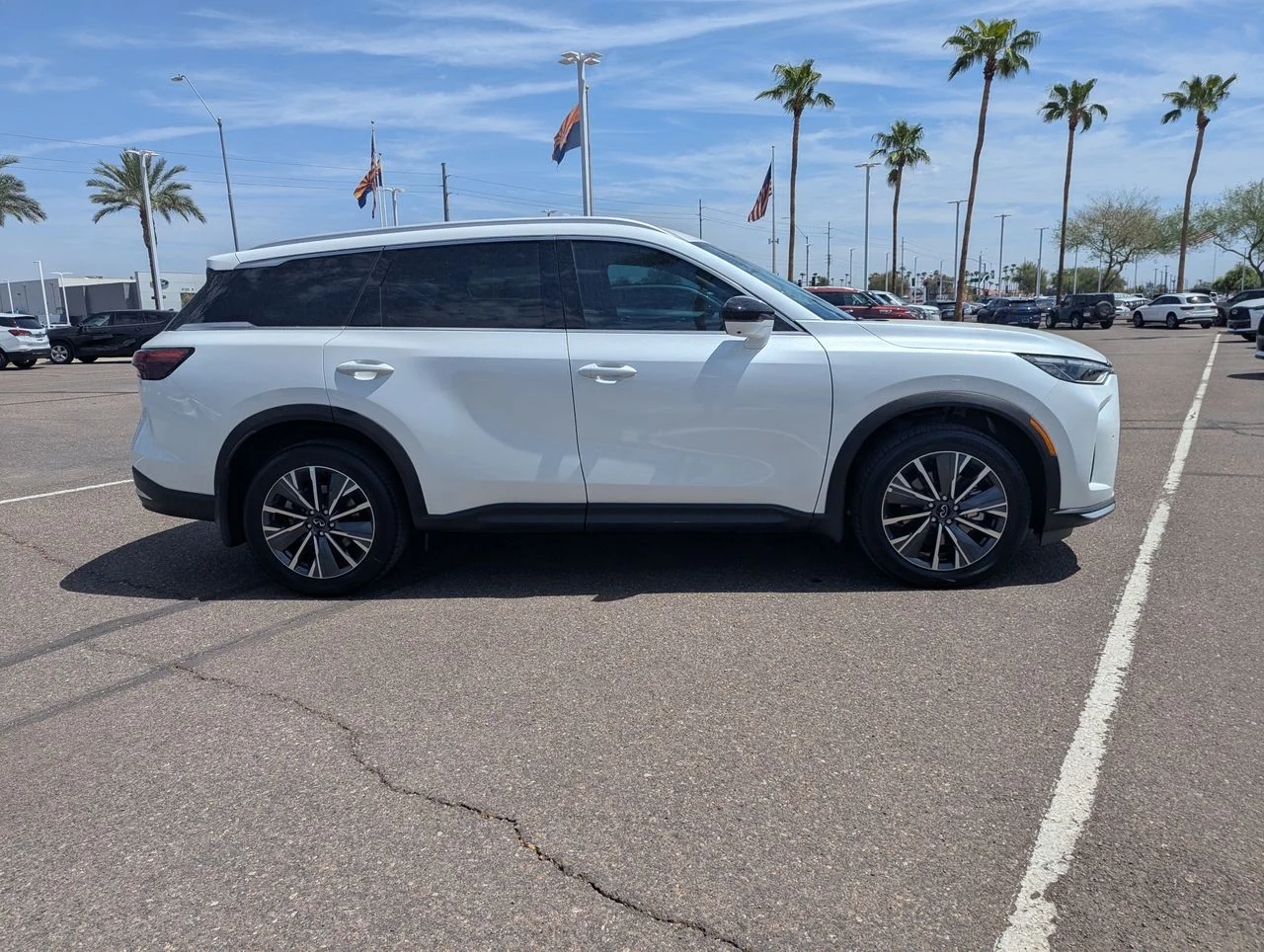 New 2027 RADIANT WHITE INFINITI Luxe AWD image 6