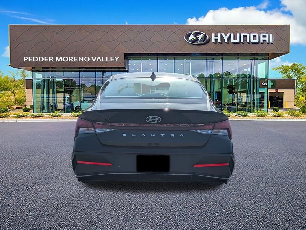 2025 Hyundai Elantra SEL - Photo 4