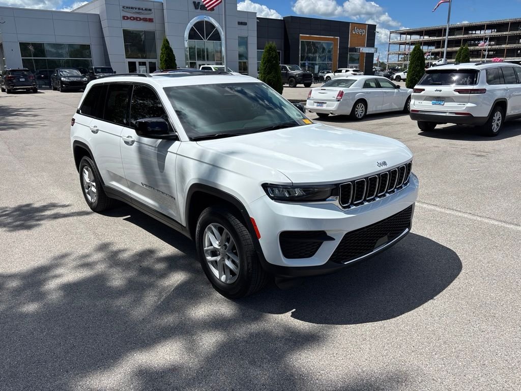 Used 2023 White Jeep Laredo image 7