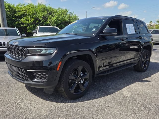 Used 2025 Diamond Black Crystal Pearlcoat Jeep Altitude X image 7