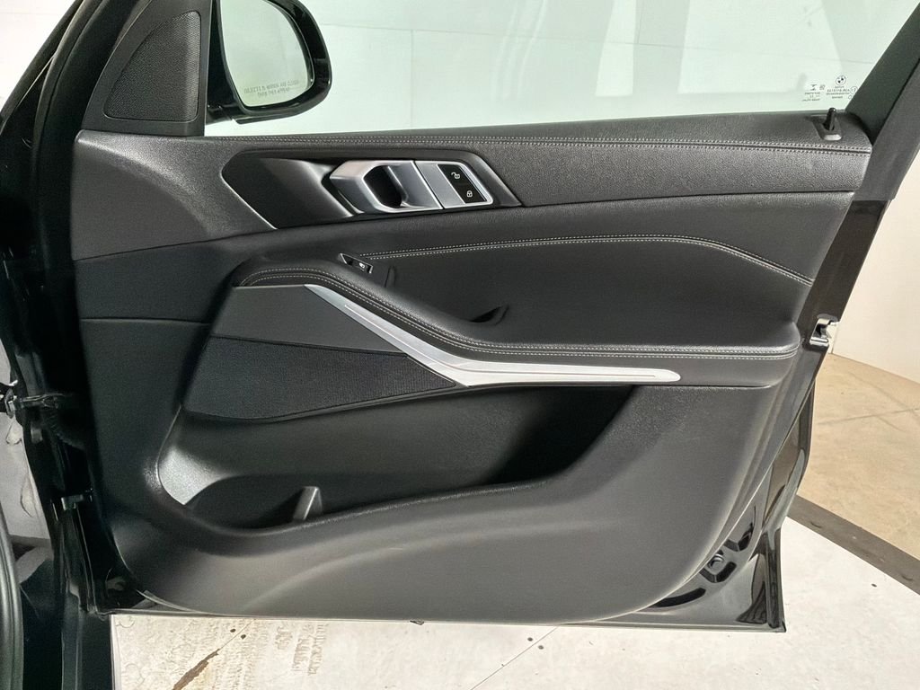 Used 2022 Black BMW xDrive40i image 13