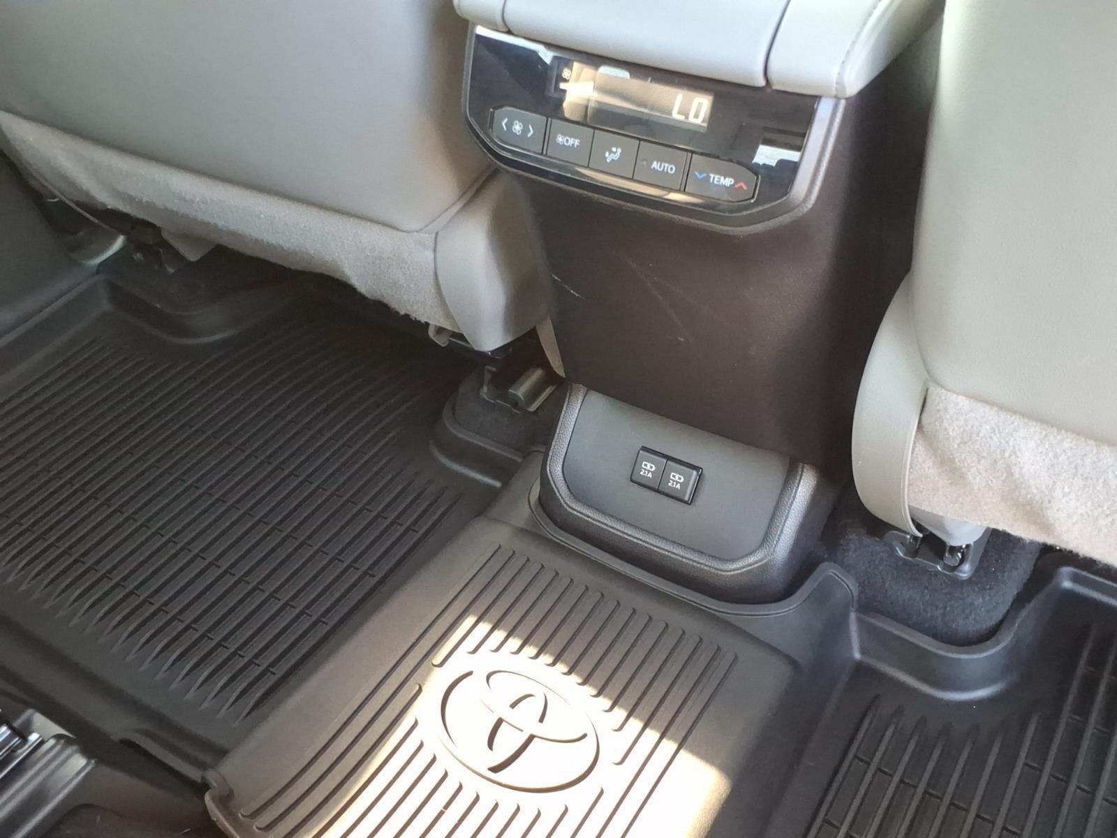 Used 2020 Midnight Black Metallic Toyota Hybrid XLE image 27