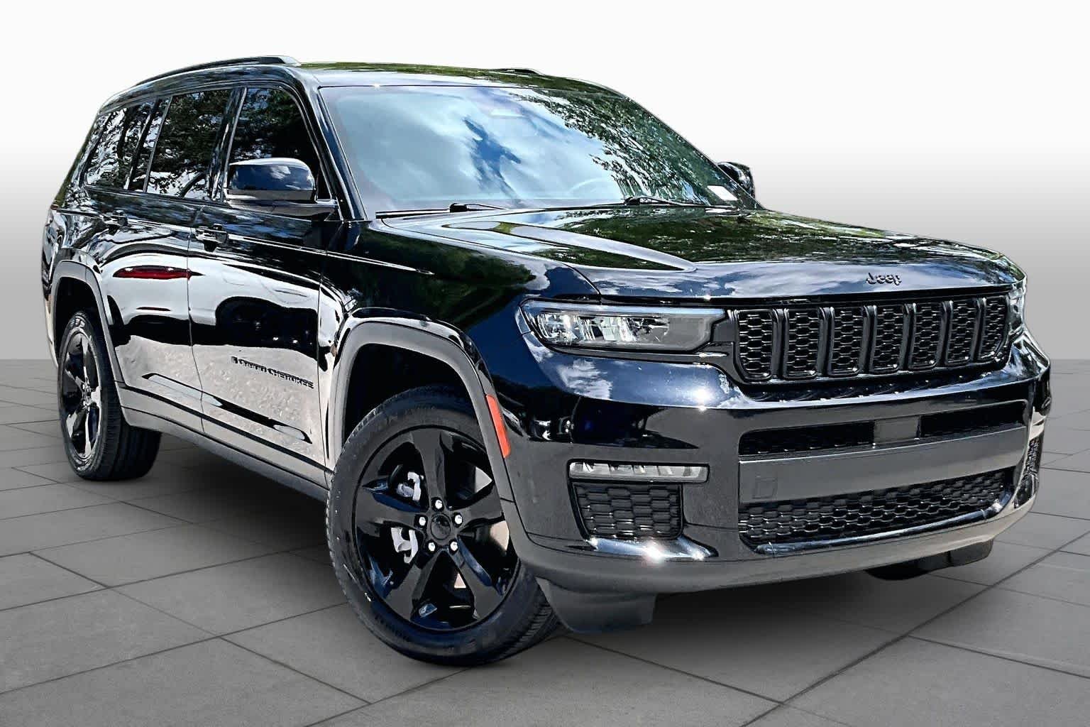 Used 2024 Diamond Black Crystal Pearlcoat Jeep Limited image 3