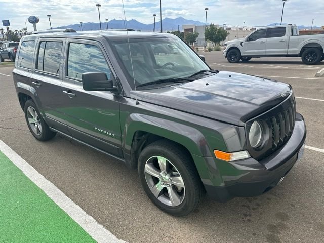 Used 2017 Granite Crystal Clearcoat Metallic Jeep Latitude image 4