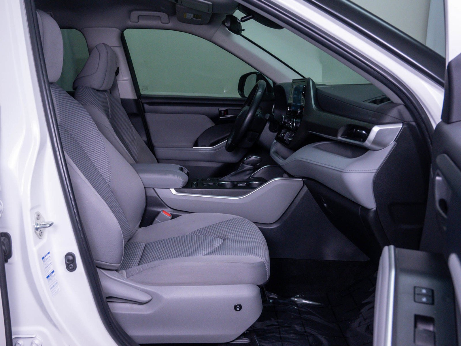 Used 2022 Pearl Toyota LE image 12