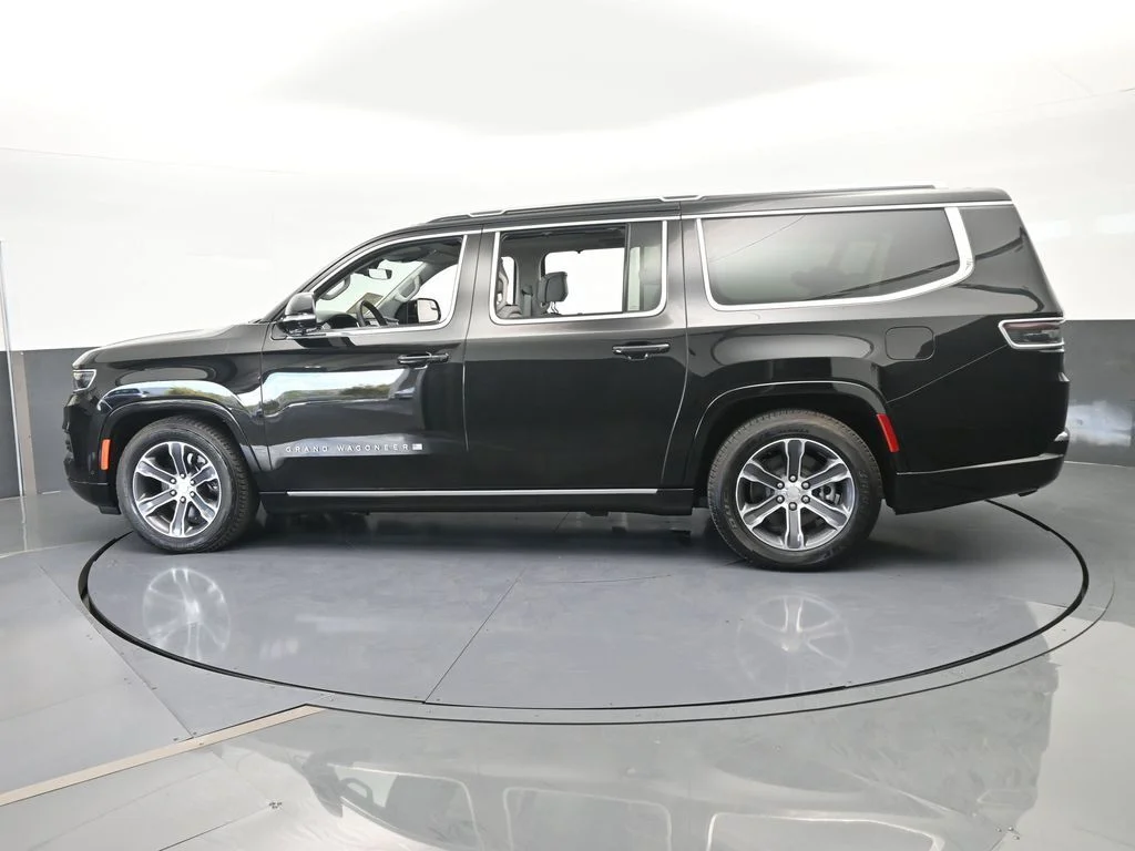 Used 2024 Diamond Black Crystal Pearlcoat Jeep Base image 3
