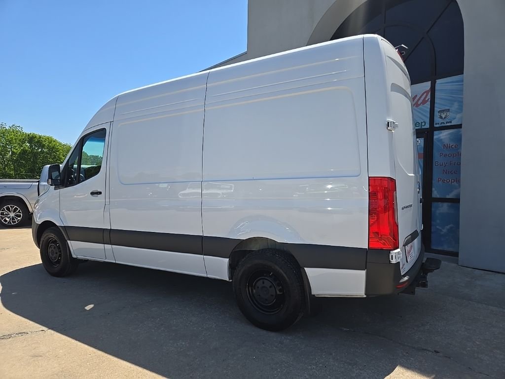 Used 2025  Mercedes-Benz Cargo 144 WB image 6