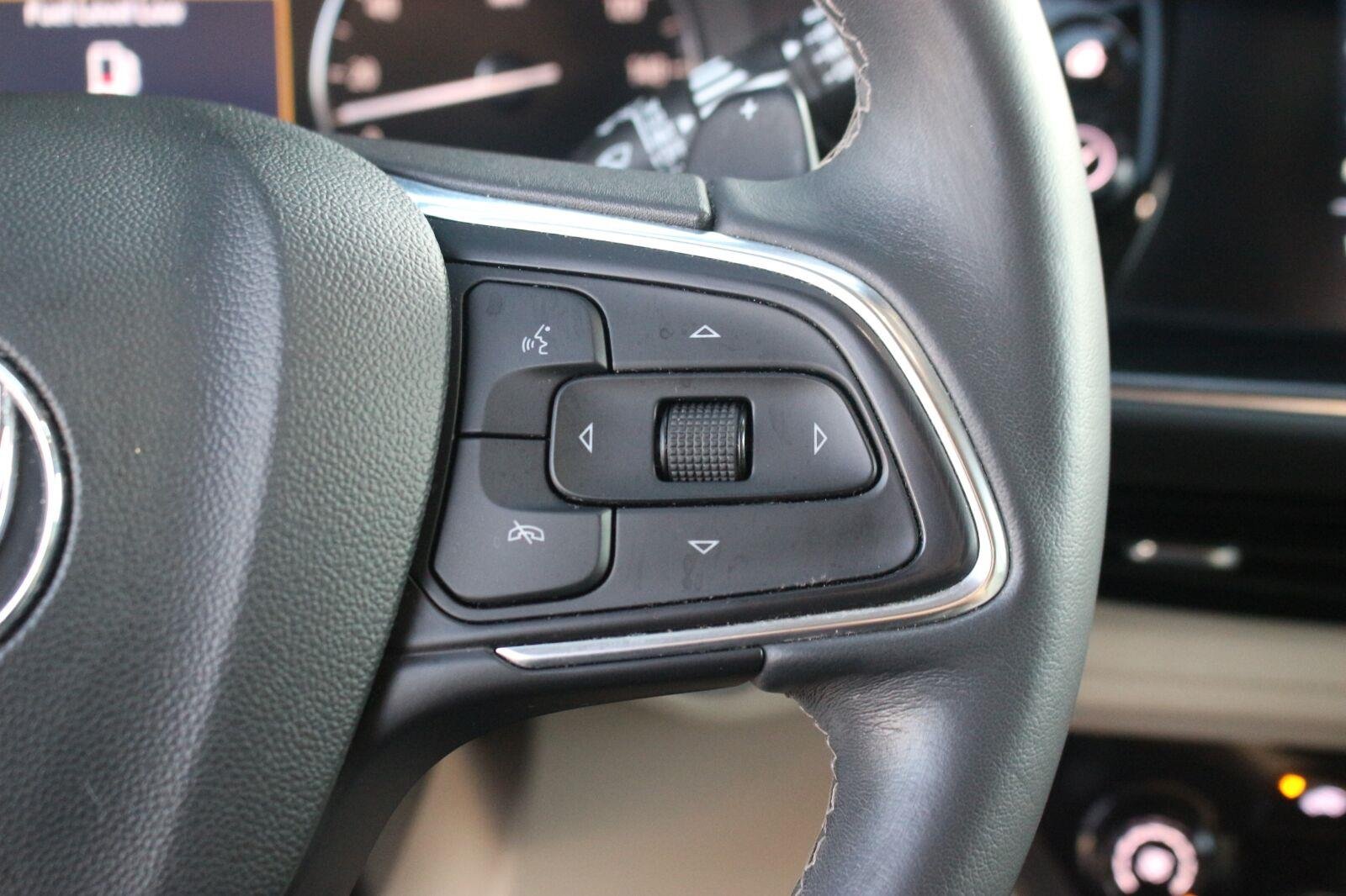 Used 2022 SUMMIT WHITE Buick Preferred image 18