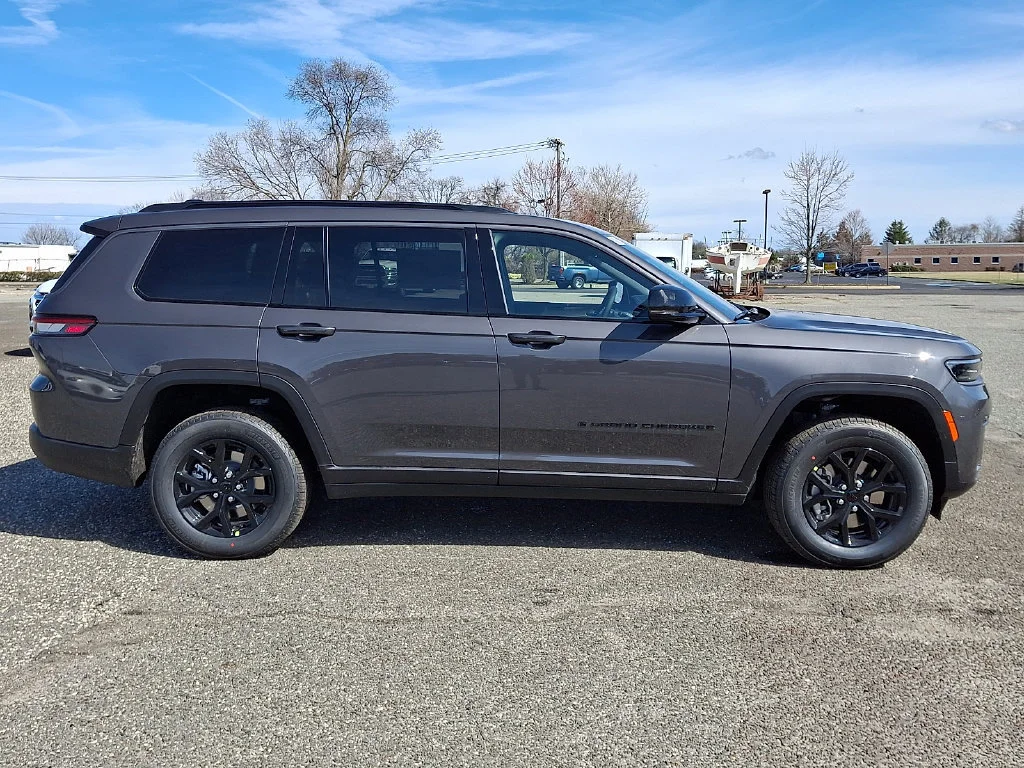 New 2026 Baltic Gray Metallic Clear-Coat Exterior Paint Jeep Laredo Altitude image 9