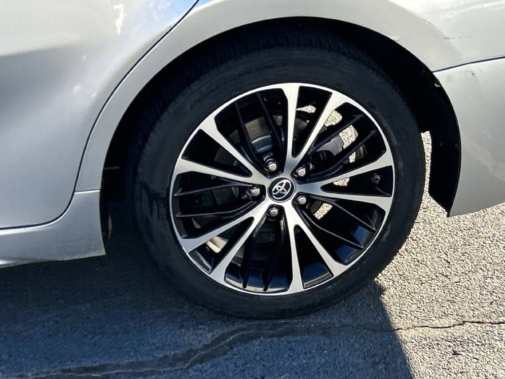 Used 2018 Silver Toyota SE image 12