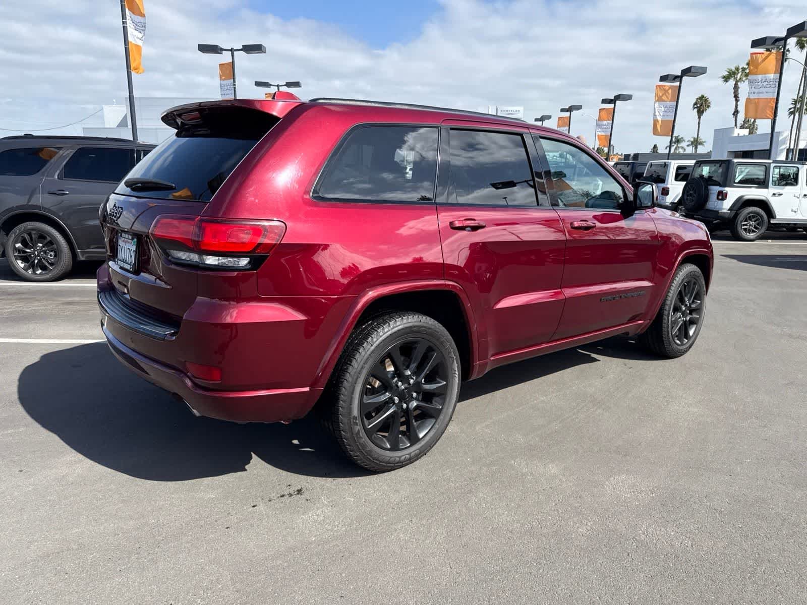 Used 2017 Velvet Red Pearlcoat Jeep Altitude image 14
