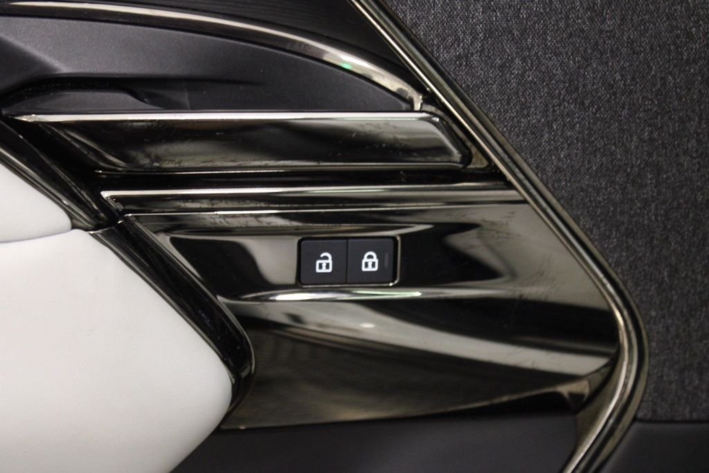 Used 2024  Land Rover SE image 16