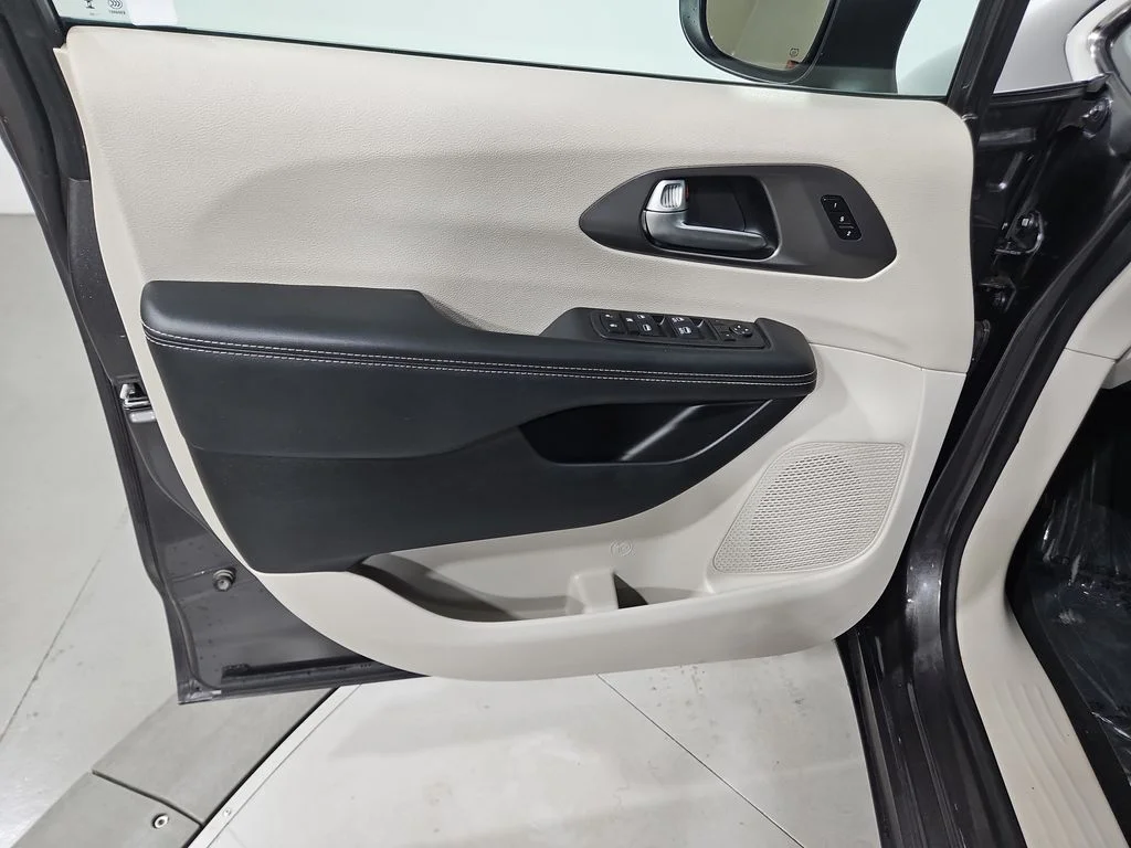 Used 2023 Gray Chrysler Touring L image 11