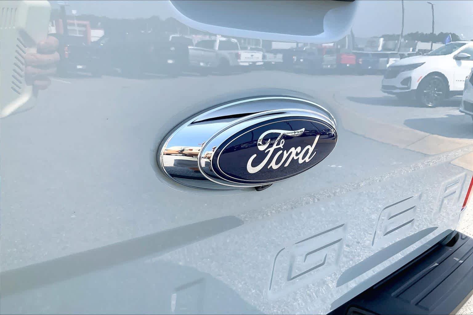 Used 2023 Cactus Gray Ford XLT image 28
