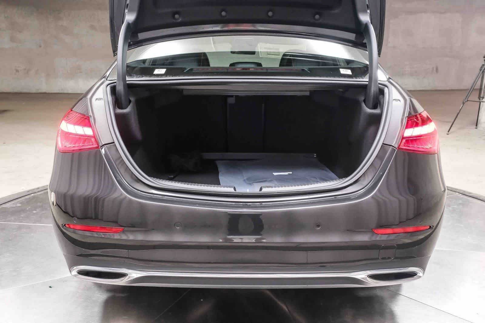 Nuevo Mercedes-Benz C 300 2026 en color gris grafito metalizado, imagen 30.